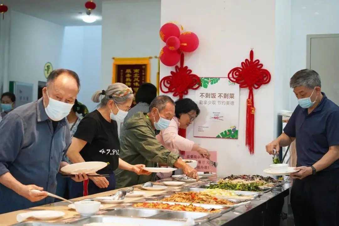 老年助餐点开在小区哪个位置，来的人能差一半